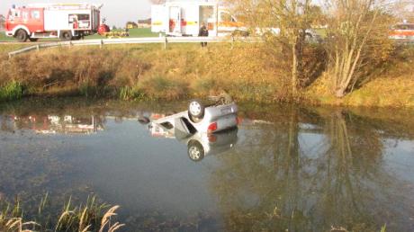 Das Auto einer 27-Jährigen landete kopfüber in einem Teich neben der B13.