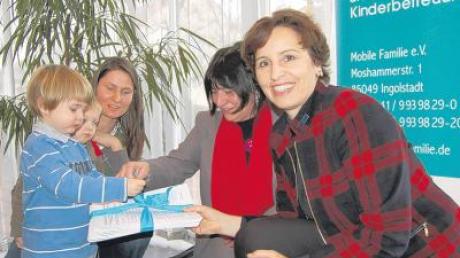 Sozialministerin Christine Haderthauer nahm gestern Unterschriften entgegen, die für eine bessere Bezahlung der Tagesmütter stehen.  