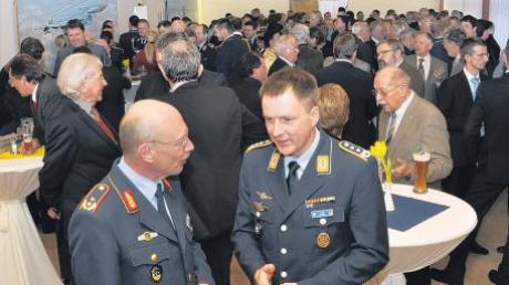 Kommodore Oberst Andreas Pfeiffer (vorne rechts), auf dem Bild im Gespräch mit Divisionskommandeur Generalmajor Robert Löwenstein, lud gestern am Spätnachmittag zum Neujahrsempfang ins Eurofighter-Geschwader.   