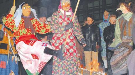 Traditioneller Hexentanz rund ums Feuer beim Weiberfasching vor und im Marstall. Archivfoto: Xaver habermeier