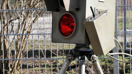 Ein 40-Jähriger warnte die Autofahrer mit selbstgemachten Schildern vor Radarkontrollen.
