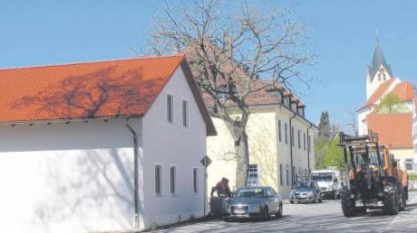 Der Nachfolgebau des alten Stadels (links) und die frisch renovierte Schlosswirtschaft (Mitte) bilden mit der Pfarrkirche St. Nikolaus ein gelungenes Ensemble und bescheren Sinning ein attraktives, neues Ortszentrum.  