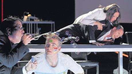 Das neue Stück „Angerichtet“ steht noch den ganzen Monat über auf dem Spielplan im Großen Haus des Stadttheaters Ingolstadt. Unser Foto zeigt von links Olaf Danner, Anjo Czernich, Renate Knollmann und Ralf Lichtenberg. 