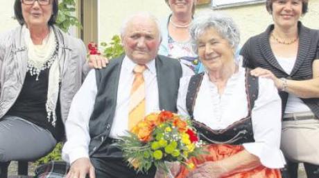 Ihr Diamantenes Hochzeitsjubiläum feierten am Sonntag Hedwig und Otto Koch aus dem Neuburger Stadtteil Bergen. Mit dem Jubelpaar strahlten deren Töchter Roswitha, Helena und Renate (von links) um die Wette. 