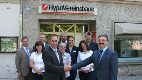 Andreas Bittl (rechts) übergab nach 18 Jahren die Leitung der Hypovereinsbank-Filiale in Neuburg an Willibald Donabauer. Mit auf dem Foto die Angestellten der Neuburger Filiale.