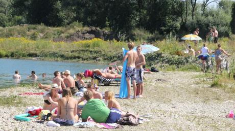 Die Badegäste wollen sich "ihren" Schulzweiher in Bergheim nicht so leicht wegnehmen lassen. 