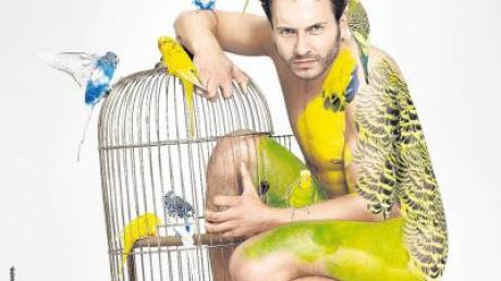 „Peta“ kritisiert in seiner Kampagne mit Unterstützung des Schauspielers Jacob Weigert das Käfigleid der ausgestellten Vögel.