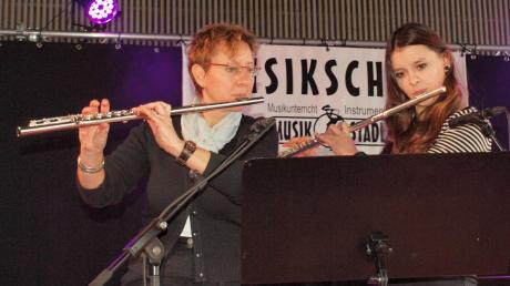 Gemeinsam mit ihrer Musiklehrerin Sylvia Philipp (links) intoniert Ramona Bauer auf der Querflöte das Lied „Singing in the rain“.