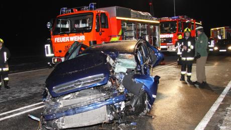 Ein schwerer Unfall ereignete sich gestern Abend auf der B 300 bei Mühlried. Im Einsatz waren die Feuerwehren aus Schrobenhausen und Mühlried. Die Helfer bargen den eingeklemmten Fahrer aus dem total demolierten Auto. Die Bundesstraße war von 18.30 bis 20.15 Uhr gesperrt.  