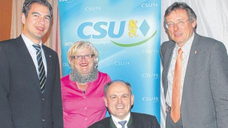 Oberbürgermeister Bernhard Gmehling und das frisch gewählte Führungsteam des CSU-Ortsverbandes Neuburg: (von links) die stellvertretenden Vorsitzenden Matthias Enghuber und Eva Lanig sowie Vorsitzender Dr. Otto Heckl. 