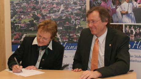 Jetzt ist es amtlich: Die beiden Rathauschefs haben gestern die Zweckvereinbarung unterzeichnet. 