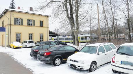 Immer mehr Autos parken vor dem Unterhausener Bahnhof. Jetzt will die Gemeinde den Pendlern Parkplätze anbieten. Foto: Meilinger