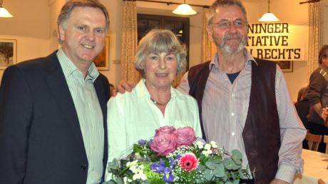 Für langjähriges Engagement ehrte Vorsitzender Anton Degenmeier (links) Renate und Lutz Hollermeier mit einem Blumenstrauß. 