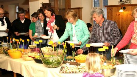Mit einem reichhaltigen Salatbuffet wusste der Gartenbauverein Bergheim im Gasthaus Zum Löwen Magen und Gaumen seiner Gäste zu erfreuen. 

