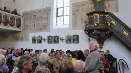 Restlos gefüllt war die Bertoldsheimer Kirche, in der Manfred Veit rund 150 Besuchern Wissenswertes über die St-Michaels-Kirche erzählte.  
