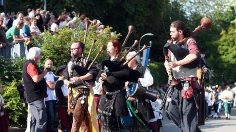 Rund 15.000 Menschen kamen zum Auftakt des Neuburger Schlossfestes am Freitag - so viel wie noch nie. 