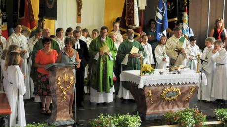 Mit einem Festgottesdienst verabschiedete die Pfarreiengemeinschaft Oberhausen ihren langjährigen Pfarrer Pater Georg Thoppil (Bildmitte).