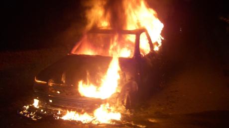 Symbolfoto: brennedes Auto
