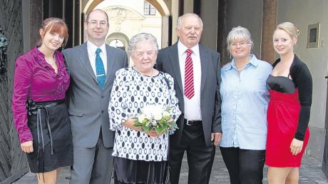 Umrahmt von Enkelin Katharina und Schwiegersohn Fritz Eitelhuber (von links) sowie Enkelin Michaela und Tochter Ingeborg (von rechts) stellten sich Monika und Eduard Kaiser zum Erinnerungsfoto. 