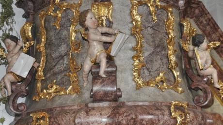 Liebevoll gestaltet sind die Putten an der Kanzel (links). In Neuburgs Sankt Peter geschah das Wunder der „Madonna vom Gnadenauge“. Die Oberhausener haben eine in Silber gefasste Kopie des Gnadenbilds (rechts). 