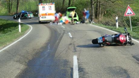 Ein 37-jähriger Motorradfahrer rutschte auf einem Ölfleck aus und starb.