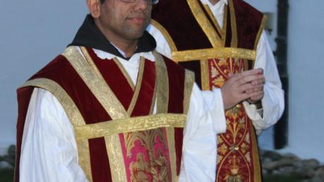 Pater George Padayadan (auf dem Bild links mit Dekan Werner Dippel) ist neuer Kaplan in der katholischen Pfarrei St. Cosmas und Damian in Burgheim. Der 46-jährige Ordensgeistliche stammt aus Indien und gehört der Ordensgemeinschaft des Theresianischen Karmel an. 
