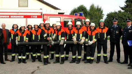 Mit Erfolg absolvierten die Floriansjünger der Feuerwehr Bergheim ihre Leistungsprüfung. Zusammen mit den Prüfern, den Kommandanten und Rathauschef Michael Hartmann stellten sie sich abschließend zum Gruppenfoto. 
