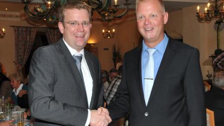 Die CSU Burgheim hat sich für den Kommunalwahlkampf aufgestellt. Bundestagsabgeordneter Reinhard Brandl (links) gratuliert Michael Böhm. 