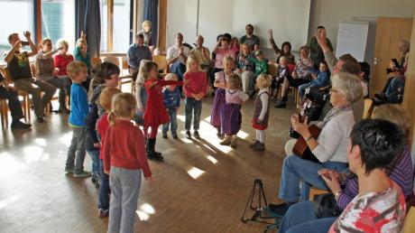 Das Volksliedersingen mit den Volksmusikpflegern Eva Bruckner und Ernst Schusser (Zweite und Dritter von rechts) war für die Kinder ein tolles Erlebnis.  
