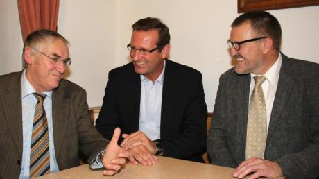 Helmut Maier (Mitte) soll Nachfolger von Bürgermeister Albin Kaufmann (links) werden. Kaufmann wie auch der Vorsitzende der Freien Wähler, Klaus Rössler (rechts), konnten den Finanzfachmann von einer Kandidatur überzeugen.  

