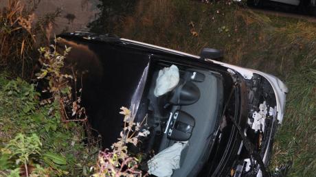Die Fahrerin dieses Autos hatte Glück im Unglück: Bei dem Unfall wurde sie nur leicht verletzt. Am Auto entstand gegen ein Schaden in Höhe von über 6000 Euro. 
