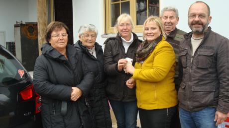 100 Euro in bar und zahlreiche Sachspenden übergab Nachbarschaftsreferentin Bianca Glöckl (3. von rechts) an ihre Kontaktperson Peggy Reitberger (3. von links) in Natternberg. 