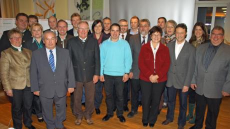 Bürgermeister Karl Seitle (vorne) und die Gemeinderatskandidaten der Freien Wähler. 
