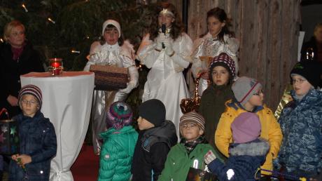 Mit wohlgesetzten Worten eröffnete das Christkind Paula, begleitet von den Engeln Sophie und Selina, den Weihnachtsmarkt auf dem Glöckl-Hof.  
