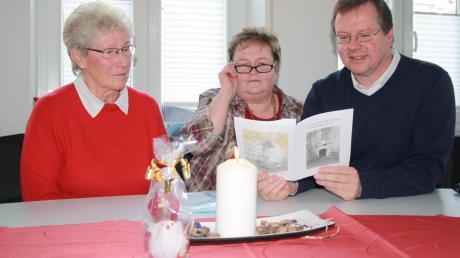 Als „gute Geister“ bezeichnet Pfarrer Herbert Kohl die beiden Organisatorinnen des Seniorenprogramms (von links), Elfriede Treiber und Maria Egerer. Dazu gehört auch die Adventsfeier, die heuer zum 50. Mal stattfindet. Wahrscheinlich zumindest. 