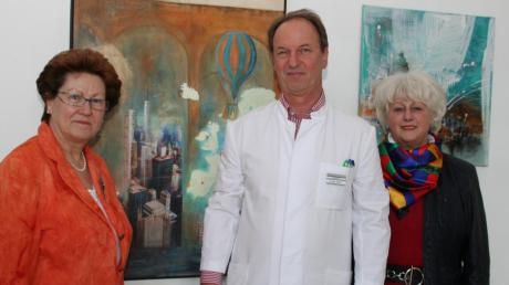 Hannegret Thielitz, Chefarzt Not-Ruprecht Siegel und Mary Leistle (von links) freuen sich über die neue Ausstellung.  

