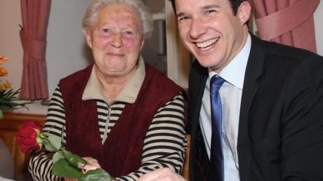 Ihren 85. Geburtstag feierte Katharina Pollok aus Lichtenau. Über den Besuch von Bürgermeister Thomas Mack hat sie sich ganz besonders gefreut. Auch deshalb, weil ihr der Rathauschef neben dem üblichen Geschenk der Gemeinde auch eine rote Rose mitgebracht hat. 
