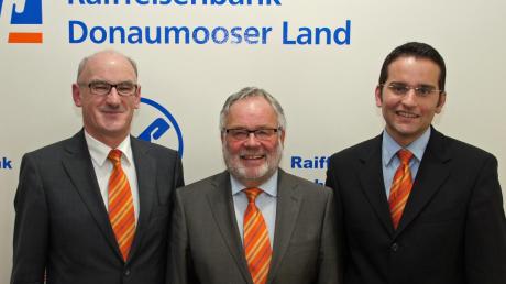 Aufsichtsratsvorsitzender Dr. Josef Appel (Mitte) gratulierte Bernhard Meier (rechts) zur Ernennung zum Vorstandsvorsitzenden und verabschiedete Franz Rein (links) in den Ruhestand. 
