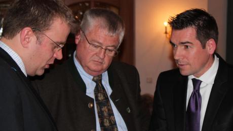 CSU-Kreisvorsitzender Alfred Lengler (Mitte) geht mit MdB Reinhard Brandl (links) und Landratskandidaten Roland Gaßner die Liste durch. 
