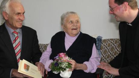 Mit Maria Ledl feierte die älteste Bürgerin Bergheims ihren 95. Geburtstag. Über den Besuch von Pfarrer Michael Sauer und Bürgermeister Michael Hartmann hat sich die Jubilarin riesig gefreut. 

