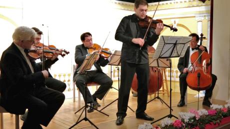Der Solist Irakli Tsadaia (Mitte) und weitere Musiker des Georgischen Kammerorchesters boten einen glänzenden musikalischen Auftakt für 2014. 