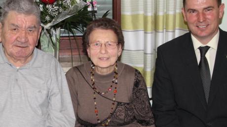 Gerlinde Schmidt kann auf ein bewegtes Leben mit ihrem Mann Alfons zurückblicken. Zu ihrem 80. Geburtstag wurde sie vom Ehekirchener Bürgermeister Günter Gamisch besucht. 
