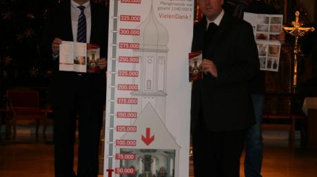 Kirchenpfleger Hans-Jürgen Wittwer, Dekan Pfarrer Werner Dippel und Pfarrgemeinderatsvorsitzender Fred Braumandl (von links) mit dem Spendenbarometer der Kirche und dem neu entworfenen Flyer. 
