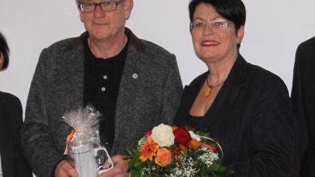 Für Walter Brunner gab’s von der Gemeinde einen Krug, für Ehegattin Gertrud einen Blumenstrauß. 
