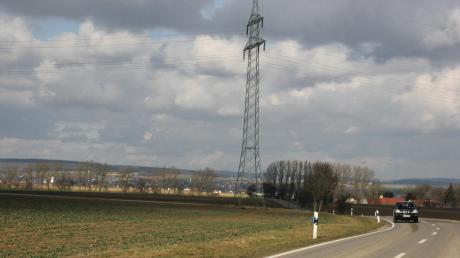 Eine Variante der durch den Landkreis geplanten Gleichstromtrasse Süd-Ost führt durch den Korridor zwischen Bergheim und Hennenweidach. Dort verläuft bereits eine 110-kV-Leitung, die aufgerüstet werden könnte. Links im Hintergrund sind die Häuser von Egweil und Nassenfels zu sehen. 
