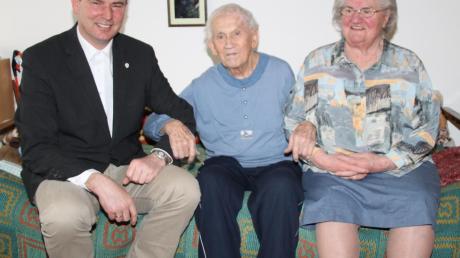 Bürgermeister Günter Gamisch (links) brachte dem Jubilar Walter Saulich zum 90. Geburtstag die Glückwünsche der Gemeinde. Rechts daneben Ehefrau Irma. 
