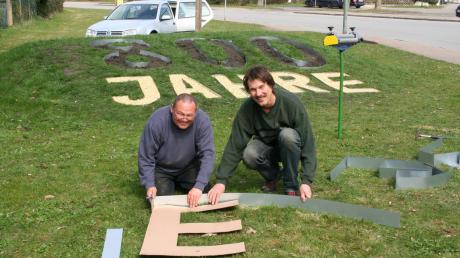 Am Ortseingang von Weichering hat der Vorsitzende des Gartenbauvereins, Hans Bauer (rechts), zusammen mit Sepp Huber bereits einen Erdhügel für die anstehende 800-Jahr-Feier gestaltet. 