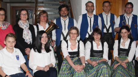 Die neue Führung der Burgheimer Marktmusikkapelle stellte sich zusammen mit den geehrten Mitgliedern zum Gruppenbild auf. 
