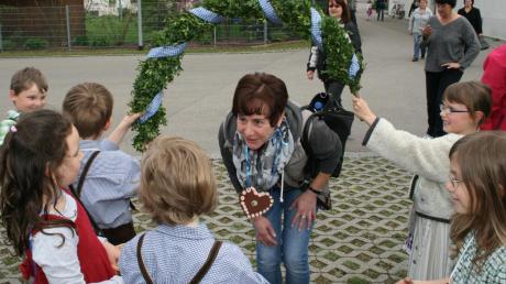 Die Besucher der Maifeier an der Grund- und Mittelschule Burgheim durften durch den Maibogen gehen. 
