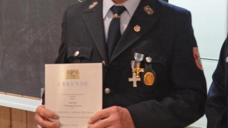 Das Feuerwehrabzeichen in Gold für 40 Jahre aktiven Feuerwehrdienst ging an Josef Zach.